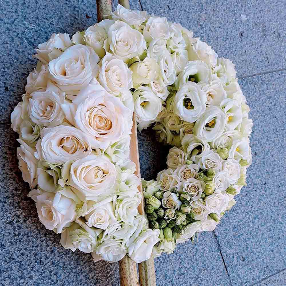Rouwkrans van verse bloemen